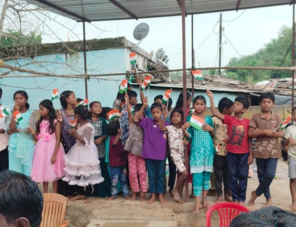 160 बच्चों को मोजे, जरूरतमंद विद्यार्थियों को कंपास बॉक्स, स्कूलों में खेल सामग्री और 400 बच्चों को बांटी मिठाई
