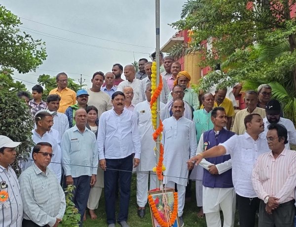 खुर्सीपार सामाजिक भवन में धूमधाम से मनाया गया स्वतंत्रता दिवस