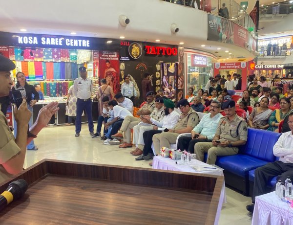 ट्रेजर आइलैंड मॉल में साइबर सुरक्षा, नशा मुक्ति और यातायात जागरूकता अभियान