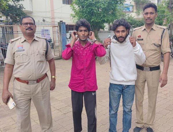 जेल के सामने रील बनाना पड़ा भारी, दो युवक गिरफ्तार