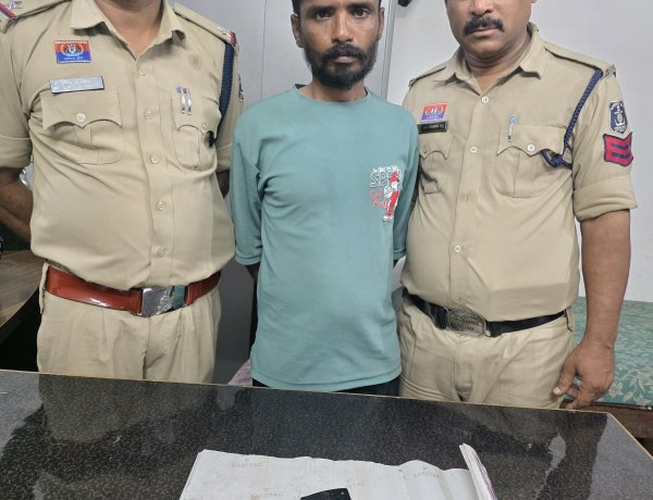 देशी कट्टा लेकर बस्ती में फैला रहा था दहशत, पुलिस ने घेराबंदी कर दबोचा