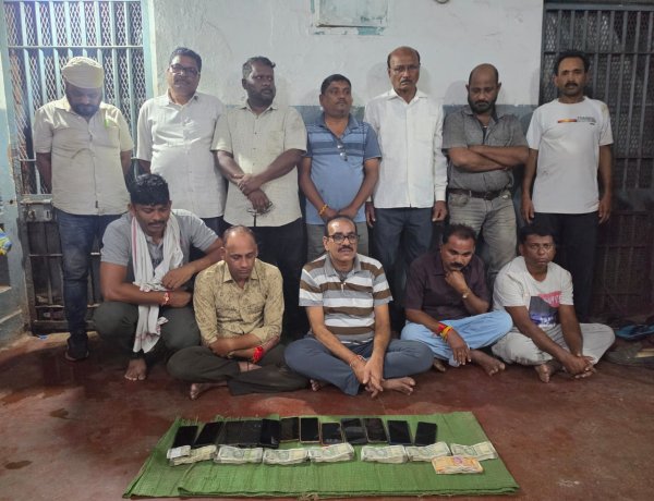 घर में चल रहा था लाखों का जुआ फड़, भिलाई में पुलिस ने छापा मार पार्षद पति सहित 12 लोगों को पकड़ा, नगदी समेत लाखों रुपए का माल जब्त