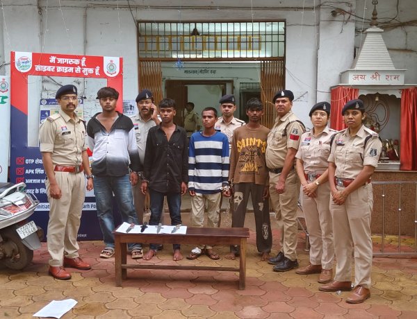 खुर्सीपार में हथियार लहराकर राहगीरों को धमका रहे थे, पुलिस ने दबोचे नाबालिग और दो युवक