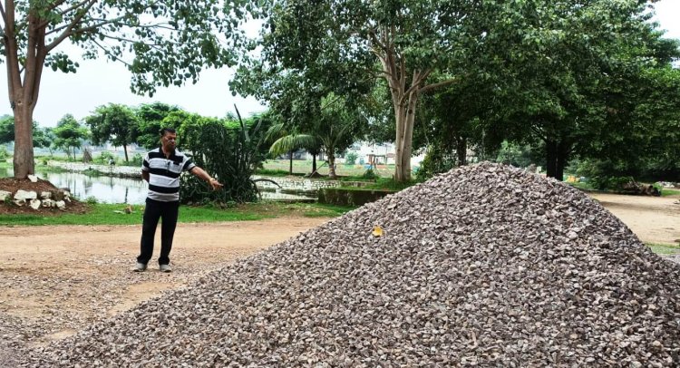 तालाब किनारे रेत-गिट्टी डम्प करना पड़ा महंगा, निगम ने लगाया ₹1000 का जुर्माना
