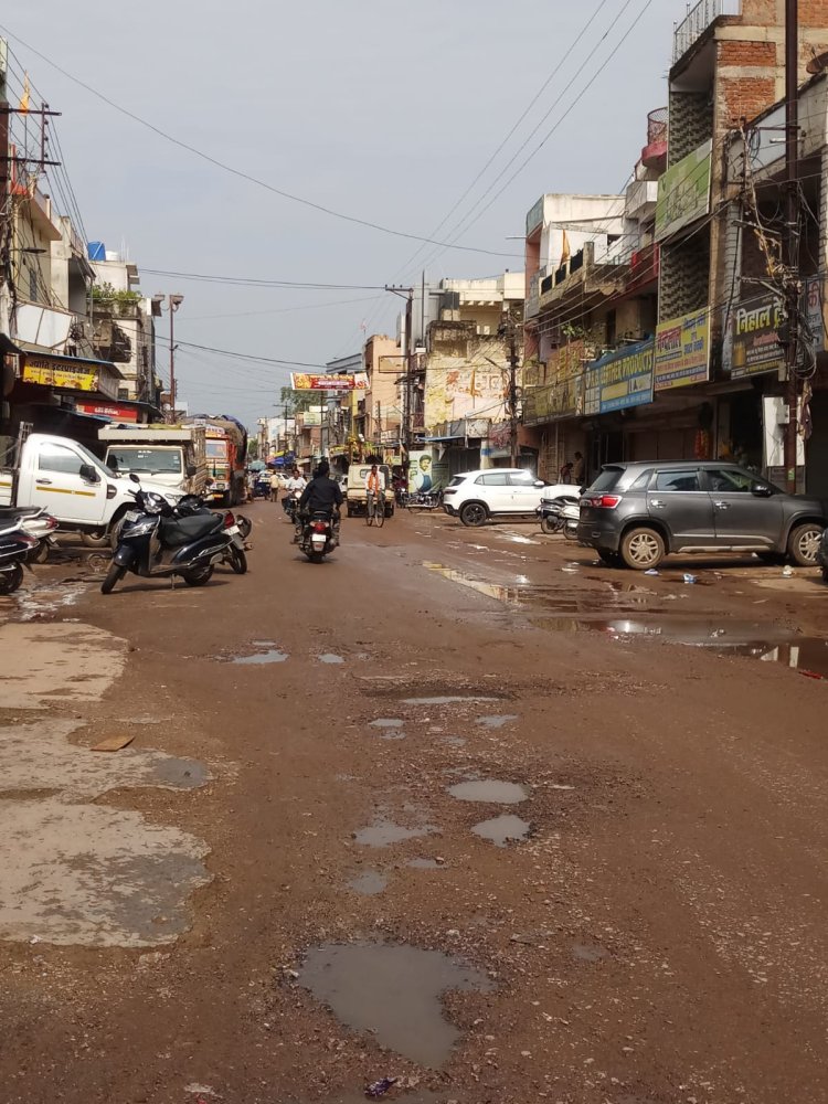 जर्जर सड़क और अतिक्रमण से परेशान व्यापारी व नागरिक, निगम से की तत्काल कार्रवाई की मांग