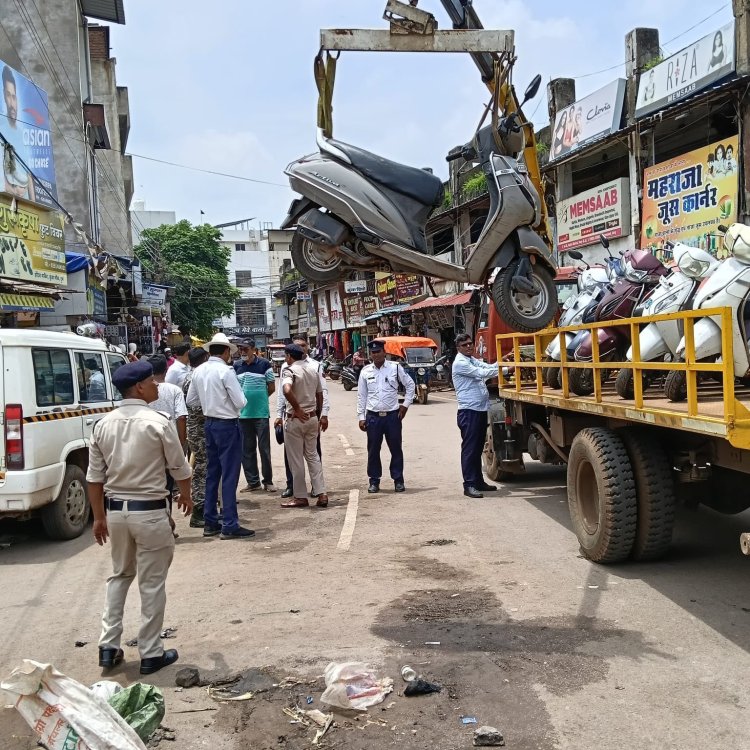 दुर्ग में ट्रैफिक पुलिस का बड़ा अभियान, नो पार्किंग से वाहन उठाए, NH से हटाए भारी वाहन