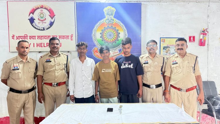 चाकू दिखाकर दो मोबाइल लूटे, तीन आरोपी गिरफ्तार