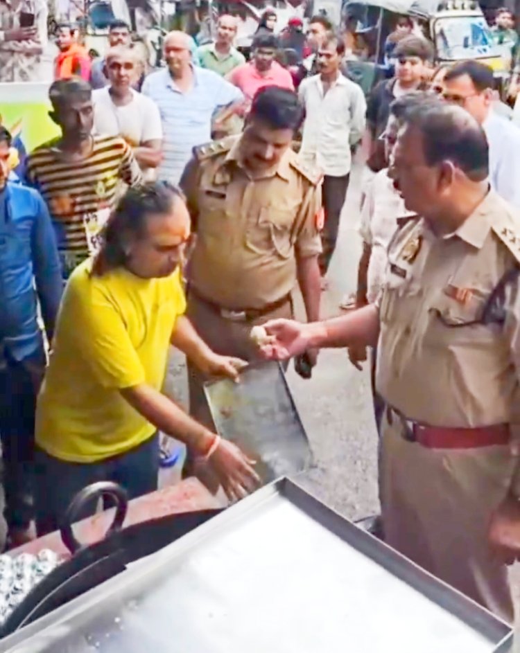 अपनी ही दुकान की मिठाई खाने से दुकानदार ने किया इनकार, छापेमारी में मचा हड़कंप