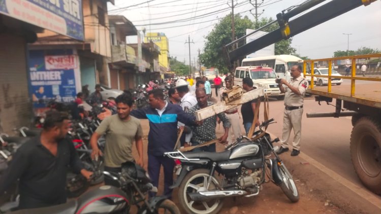 नो पार्किंग में खड़े 96 वाहनों पर ई-चालान, ऑटो डीलरों के 14 दोपहिया वाहन जब्त कार्रवाई के लिए सुपुर्द