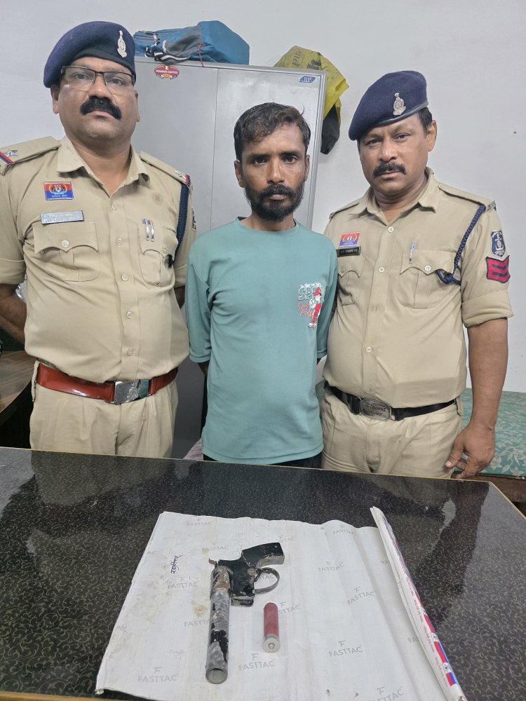 देशी कट्टा लेकर बस्ती में फैला रहा था दहशत, पुलिस ने घेराबंदी कर दबोचा