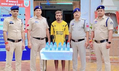 खुर्सीपार में अवैध शराब बिक्री करते आरोपी गिरफ्तार, 30 पौवा और नकदी जब्त