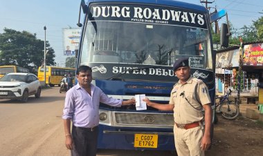 नशे में बस चला रहे थे दो ड्राइवर, ट्रैफिक पुलिस ने दोनों बसें की जब्त