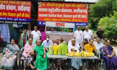 भारी बारिश में भी नहीं रुके दिशा के कदम, वृद्धाश्रमों में बांटी स्वच्छता सामग्री और फल