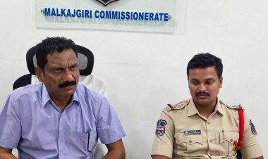 ₹5 लाख की रिश्वत के आरोप में इंस्पेक्टर और SI गिरफ्तार, थाने के बाहर लोगों ने फोड़े पटाखे