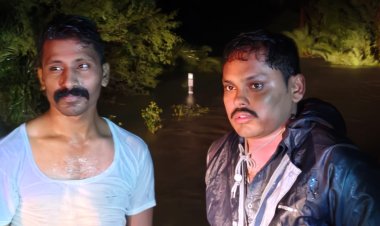 तेज बहाव में बाइक सहित बहा युवक, पेड़ के सहारे लटका रहा; पुलिस ने सुरक्षित बचाया