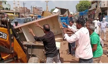 सड़क पर फर्नीचर रखकर कारोबार करना पड़ा महंगा, निगम ने सामान किया जब्त