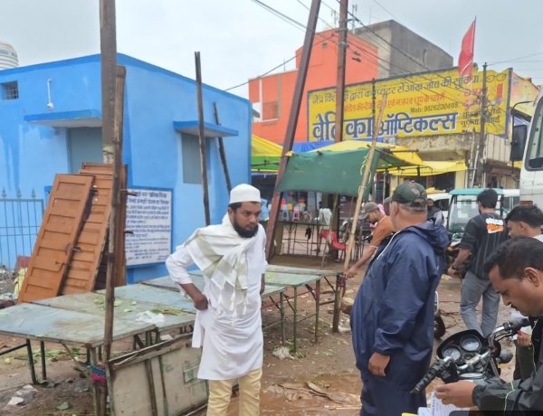 सुपेला पानी टंकी के सामने सड़क पर फर्नीचर का कब्जा, निगम ने चलाया बुलडोजर