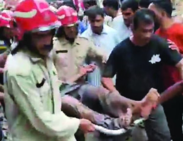 भरभराकर गिरी पांच मंजिला इमारत, 6 की मौत, मालिक के खिलाफ FIR और मजिस्ट्रियल जांच के आदेश