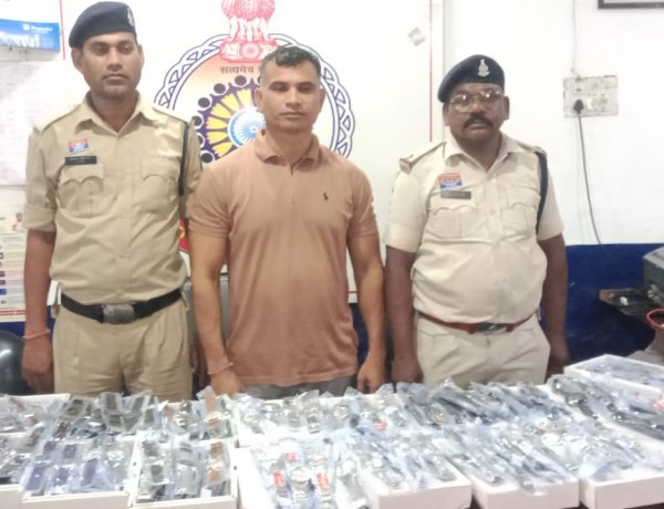 टाइटन-फास्ट्रैक की नकली घड़ियों का कारोबार पकड़ा, 280 घड़ियां बरामद