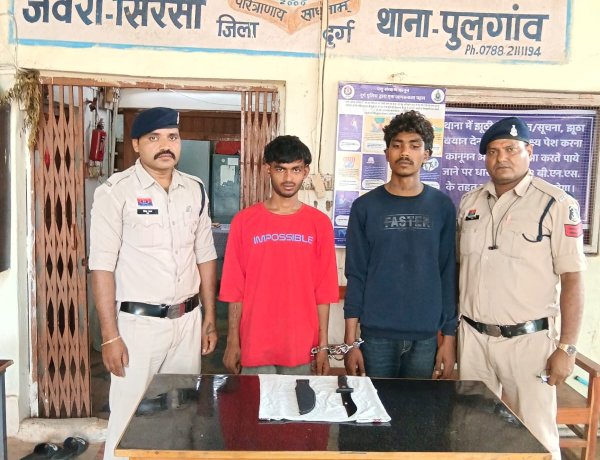 धारदार हथियार लेकर राहगीरों को धमका रहा था युवक, पुलिस ने दबोचा; मारपीट में युवक की जांघ पर किया वार, तीन आरोपी गिरफ्तार