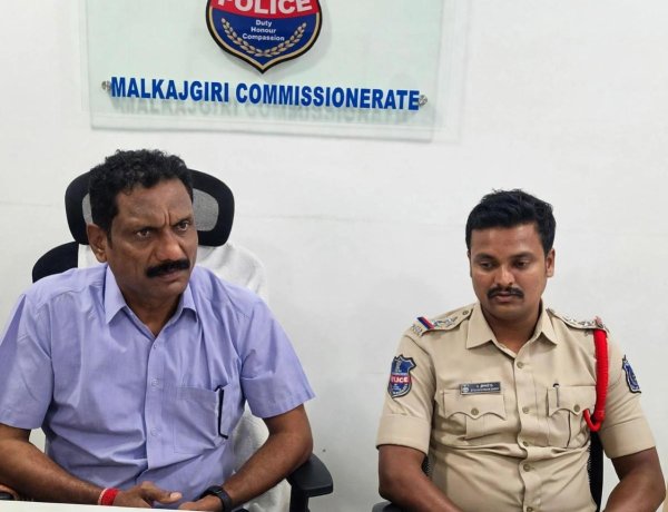 ₹5 लाख की रिश्वत के आरोप में इंस्पेक्टर और SI गिरफ्तार, थाने के बाहर लोगों ने फोड़े पटाखे