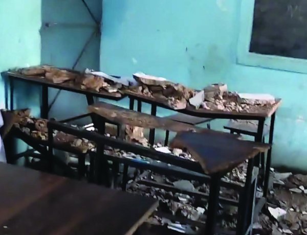 चलती कक्षा में अचानक गिरा छत का प्लास्टर, 9वीं के दो छात्र घायल