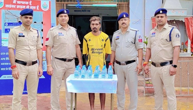 खुर्सीपार में अवैध शराब बिक्री करते आरोपी गिरफ्तार, 30 पौवा और नकदी जब्त