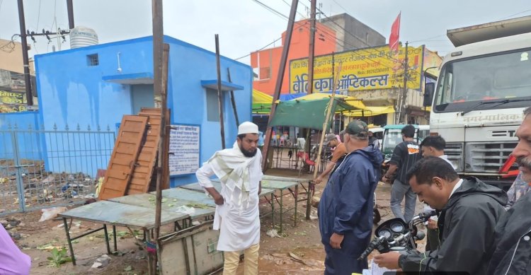 सुपेला पानी टंकी के सामने सड़क पर फर्नीचर का कब्जा, निगम ने चलाया बुलडोजर