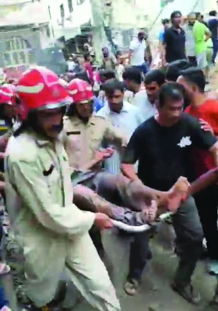 भरभराकर गिरी पांच मंजिला इमारत, 6 की मौत, मालिक के खिलाफ FIR और मजिस्ट्रियल जांच के आदेश