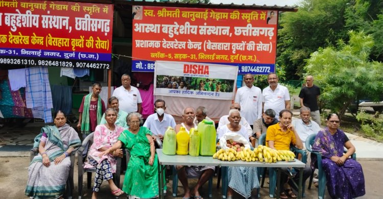 भारी बारिश में भी नहीं रुके दिशा के कदम, वृद्धाश्रमों में बांटी स्वच्छता सामग्री और फल
