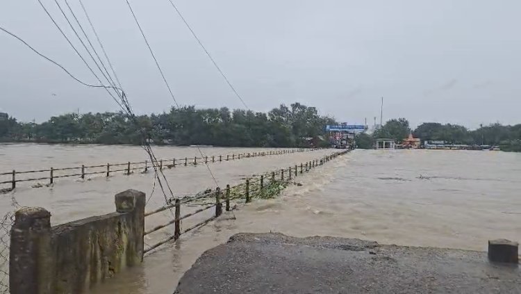 महादेव घाट मार्ग पर बढ़ा जलस्तर, आवागमन बाधित; गणेश विसर्जन पर भी रोक