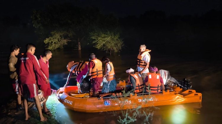 शिवनाथ नदी के बाढ़ के पानी में फंसे महिला, पुरुष और बच्चे का SDRF ने किया रेस्क्यू