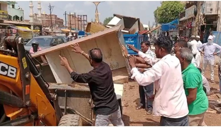 सड़क पर फर्नीचर रखकर कारोबार करना पड़ा महंगा, निगम ने सामान किया जब्त