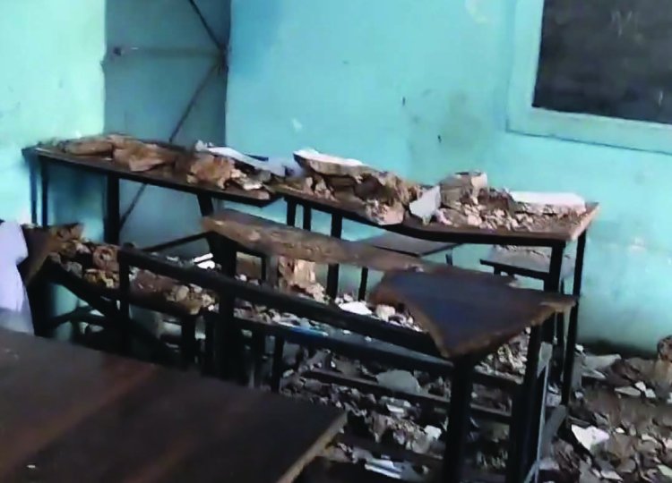 चलती कक्षा में अचानक गिरा छत का प्लास्टर, 9वीं के दो छात्र घायल