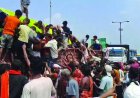 शराब लदा ट्रक पलटा, ग्रामीणों ने मचाई शराब की लूट, महिला-बच्चे समेत ग्रामीण सड़क पर बिखरी बोतलें समेटने टूट पड़े