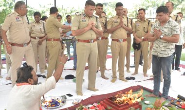 दुर्ग पुलिस लाइन में शस्त्र पूजा, वाहनों का पूजन कर किया हवन