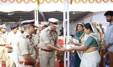 पुलिस स्मृति दिवस पर शहीद जवानों को नमन, दुर्ग रेंज आईजी ने ली परेड की सलामी