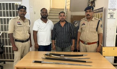 सार्वजनिक स्थानों पर तलवार लहराकर लोगों को धमकाने वाले दो आरोपी गिरफ्तार