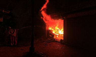 भिलाई के सेक्टर-6 मार्केट में टेलर और कपड़े की दुकान में भीषण आग, लाखों का नुकसान