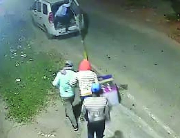ATM पर चोरों का धावा, शटर तोड़कर कार से बांधकर मशीन खींच ले गए