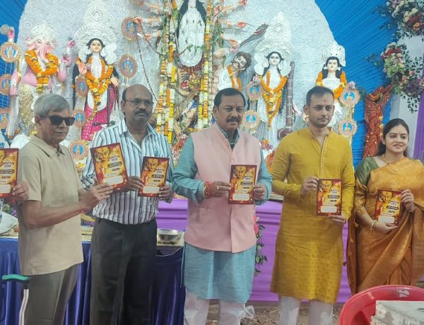 माँ दुर्गा के पंडाल में पहुंचे सांसद बघेल, पत्रिका का विमोचन