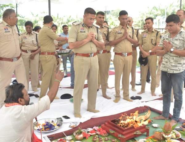 दुर्ग पुलिस लाइन में शस्त्र पूजा, वाहनों का पूजन कर किया हवन