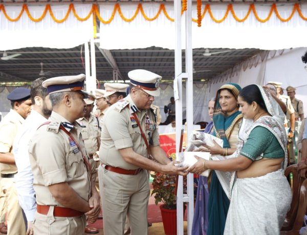 पुलिस स्मृति दिवस पर शहीद जवानों को नमन, दुर्ग रेंज आईजी ने ली परेड की सलामी