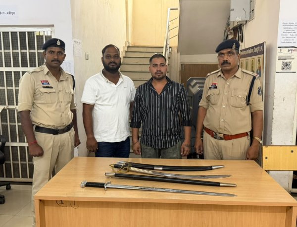सार्वजनिक स्थानों पर तलवार लहराकर लोगों को धमकाने वाले दो आरोपी गिरफ्तार