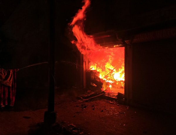 भिलाई के सेक्टर-6 मार्केट में टेलर और कपड़े की दुकान में भीषण आग, लाखों का नुकसान