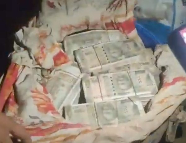 प्रयागराज में जमीन के नीचे दबे नीले ड्रमों से निकली करोड़ों की नकदी, 60 करोड़ रुपये होने की चर्चा