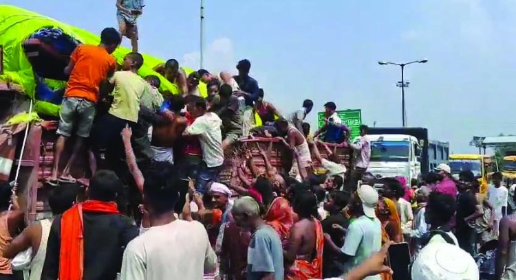 शराब लदा ट्रक पलटा, ग्रामीणों ने मचाई शराब की लूट, महिला-बच्चे समेत ग्रामीण सड़क पर बिखरी बोतलें समेटने टूट पड़े