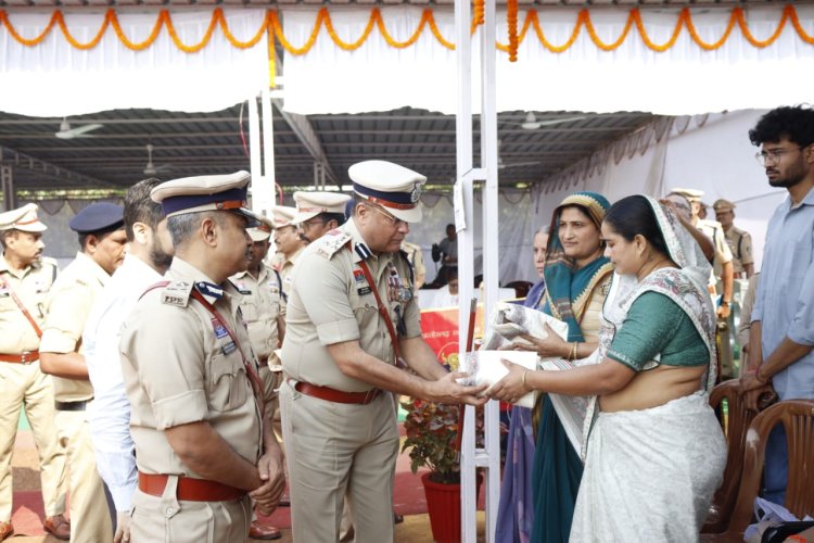 पुलिस स्मृति दिवस पर शहीद जवानों को नमन, दुर्ग रेंज आईजी ने ली परेड की सलामी