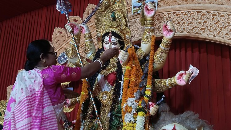 सिंदूर खेला के साथ मां दुर्गा को दी विदाई, महिलाओं ने की सुख-समृद्धि की कामना