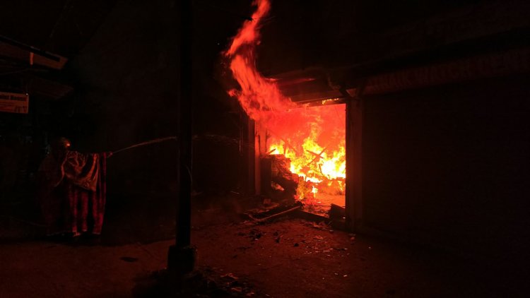 भिलाई के सेक्टर-6 मार्केट में टेलर और कपड़े की दुकान में भीषण आग, लाखों का नुकसान